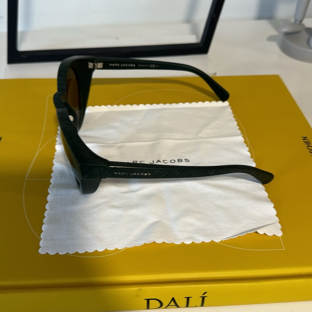 Mens Marc Jacob’s sunglasses - Picture 2 of 3
